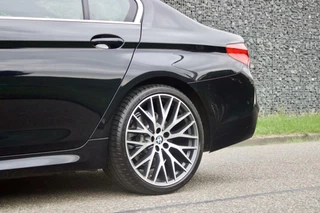BMW 5 Serie BMW 5-serie 520i M Sport | Individual - Dak - Azuritschwarz - afbeelding nr 18