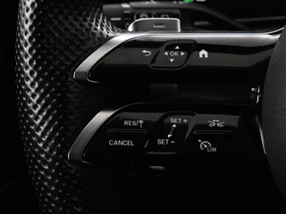 Mercedes-Benz C-Klasse Mercedes-Benz C-klasse 300e AMG Night | Adaptive cruise |  Stoelverwarming | Trekhaak | Carplay | Camera | Sfeerverlichting | Full LED - afbeelding nr 18