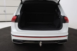 Volkswagen Tiguan Volkswagen Tiguan 1.5 TSI R-Line | Panoramadak | 360 camera | Trekhaak | Full LED | Stoelverwarming | Carplay | Harman-Kardon | Adaptive cruise | Navigatie - afbeelding nr 11