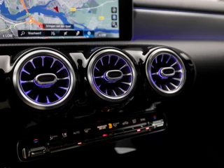 Mercedes-Benz A-Klasse Automaat (APPLE CARPLAY, GROOT NAVI, SFEERVERLICHTING, CAMERA, LEDER/ALCANTARA, SPORTSTOELEN, STOELVERWARMING, GETINT GLAS, WIDESCREEN, NIEUWE APK, NIEUWSTAAT) - afbeelding nr 9