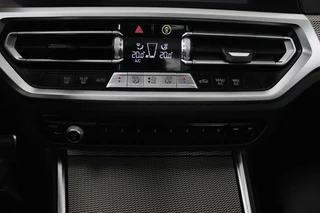 BMW 3 Serie BMW 3-serie Touring 320i High Executive (PANORAMADAK, TREKHAAK WEGKLAPBAAR, CAMERA, NAVIGATIE, NL-AUTO, DEALER ONDERHOUDEN) - afbeelding nr 22