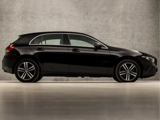 Mercedes-Benz A-Klasse Mercedes-Benz A-Klasse 250 e Business Solution Luxury 218Pk Automaat (GROOT NAVI, SFEERVERLICHTING, WIDESCREEN, CAMERA, LEDER, STOELVERWARMING, SPORTSTOELEN, CRUISE, LANE ASSIST, NIEUWSTAAT) - afbeelding nr 4