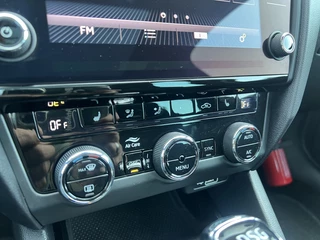 Škoda Octavia Škoda Octavia Combi 2.0 TSI RS 230 AUTOMAAT! PANODAK! ADAPTIVE CRUISE! AFN TREKHAAK! - afbeelding nr 17