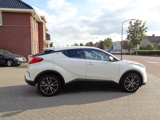 Toyota C-HR Toyota C-HR 1.2 Executive/ Camera/ Navi/ Led/ 18''/ Leder/ PDC - afbeelding nr 17