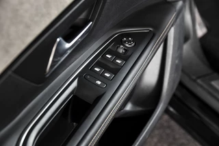 Peugeot 5008 | Dig. Cockpit | Adapt. Cruise | Stoelverw. | PDC | Camera | NAV + App. Connect | ECC | Elek. Klep | LM 19