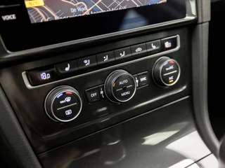 Volkswagen Golf Volkswagen Golf 1.0 TSI Sportline (APPLE CARPLAY, GROOT NAVI, CLIMATE, STOELVERWARMING, DYNAMISCHE KNIPPERLICHTEN, MASSAGE, ALCANTARA, ADAPTIVE CRUISE, PARKEERSENSOREN, GETINT GLAS, LM VELGEN, NIEUWSTAAT) - afbeelding nr 9