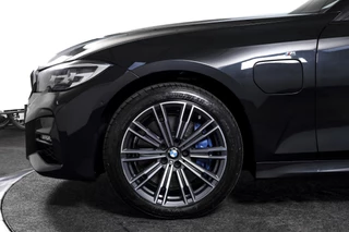BMW 3 Serie BMW 3 Serie Touring 330e 292 PK xDrive High Executive M-Sport - Automaat | Dig. Cockpit | Cruise | Stoelverw. | PDC | 360 Camera | NAV + App. Connect | ECC | Elek. Klep | DAB | LM 18