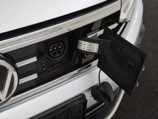 Volkswagen Passat Volkswagen Passat 1.4 TSI PHEV GTE | Panoramadak | Leder |  Stoelverwarming | Trekhaak | Camera | Park Assist | Adaptive cruise | Side Assist | Matrix LED | Carplay | Navigatie - afbeelding nr 33