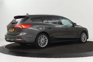 Ford Focus Ford Focus 1.0 EcoBoost Titanium | Trekhaak | Camera |  Full LED | Navigatie | Keyless | Park Assist | Climate control | Getint glas - afbeelding nr 28