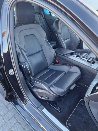 Volvo S60 Volvo S60 2.0 B3 R-Design AUTOMAAT,VOL LEDER,CLIMA,NAVI,CARPLAY,LED - afbeelding nr 20
