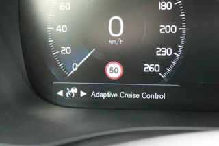 Volvo XC60 Volvo XC60 T6 Recharge AWD R-Design | Panoramadak | Parkeercamera | HUD | Pilot Assist | BLIS | Stoelverwarming | Trekhaak | Glossy Black | Keyless - afbeelding nr 14