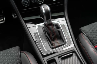 Volkswagen Golf Volkswagen Golf 2.0 TSI GTI Performance Pano / ACC / Camera - afbeelding nr 22