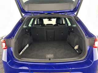 SEAT Leon SEAT Leon Sportstourer 1.5 eTSI FR Launch Edition Aut. *FULL-LED | DIGI-COCKPIT | NAVI-FULLMAP | LEATHER-MICROFIBRE | CARPLAY | KEYLESS | SHIFT-PADDLES | SPORT-SEATS | HEATED-SEATS | AMBIENT-LIGHT | CAMERA | ECC | PDC | CRUISE | TOWBAR | 17' - afbeelding nr 10