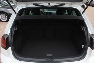 Volkswagen Golf Volkswagen Golf 2.0 TSI GTI TCR / Akrapovic / Panoramadak / Camera / 19'' / Leder / Navigatie / Keyless / Dynaudio / Dodehoek / Stoelverwarming / DAB / ACC - afbeelding nr 16