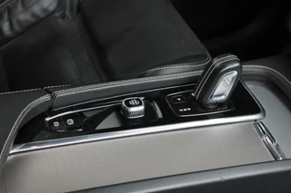 Volvo XC90 Volvo XC90 T8 Recharge AWD R-Design | Longe Range | Panoramadak | Stoelverwarming | BLIS | Trekhaak | Harman / Kardon | Glossy Black | Keyless - afbeelding nr 43