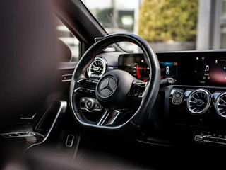 Mercedes-Benz A-Klasse Mercedes A-klasse A200 AMG|FACELIFT|PANO|BURMESTER|CAMERA - afbeelding nr 18