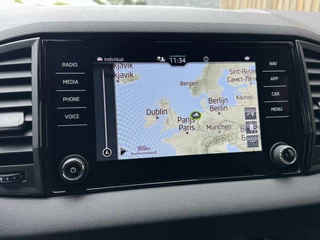 Škoda Karoq Skoda Karoq 1.5 TSI Sportline Automaat | Panoramadak | LED | Stoelverwarming | Adaptieve cruise control | Dode hoek detectie | Trekhaak uitklapbaar | Canton HiFi | Elektrisch bedienbare achterklep | Parkeersensoren voor en achter | Achteruitrijcamera - afbeelding nr 16
