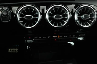 Mercedes-Benz A-Klasse Mercedes-Benz A-klasse 250e AMG Night | Panoramadak | Adaptive cruise |  Carplay | Stoelverwarming | Camera | Leder/Alcantara | Full LED | Sfeerverlichting | Navigatie - afbeelding nr 23