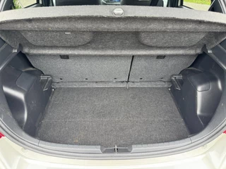 Toyota Yaris Toyota Yaris 1.5 Hybrid Dynamic Bi-Tone HYBRID / 1E EIGENAAR / STOELVERWARMING / CAMERA / LMV / NL AUTO / DEALER ONDERHOUDEN - afbeelding nr 30