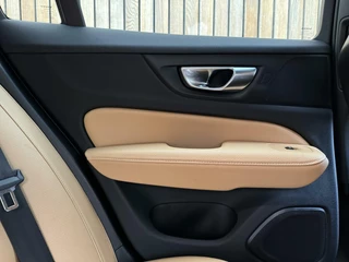 Volvo V60 Volvo V60 2.0 T6 Twin Engine AWD 253pk | Comfortstoelen leer | Stoelverwarming | Navigatiesysteem | Trekhaak uitklapbaar | 18 inch lichtmetalen velgen | Apple CarPlay | LED verlichting | Getint glas achter | Parkeersensoren achter - afbeelding nr 33