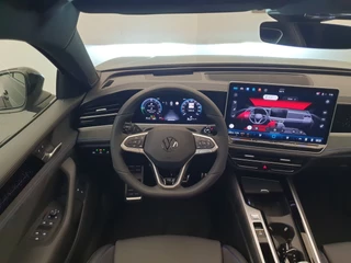Volkswagen Passat Volkswagen Passat Variant 1.5 eHybrid 272pk DSG/AUT R-Line Wegklapbare trekhaak, Panoramadak, Leder - afbeelding nr 8