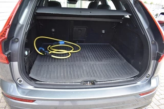 Volvo XC60 Volvo XC60 2.0 T8 Twin Engine AWD R-Design | Pano | Winterpakket | Trekhaak | Camera | - afbeelding nr 11