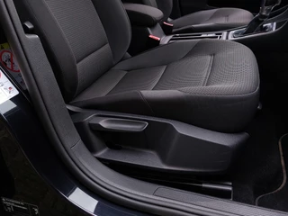 Volkswagen e-Golf e-Golf 136pk Automaat 5-Deurs | Warmtepomp | Navi | Apple Carplay+Android Auto | Clima | Adap. Cruise | Led Koplampen | Pdc V+A | Stoelverwarming | Privacy Glass | 17''lm | Trekhaak - afbeelding nr 30
