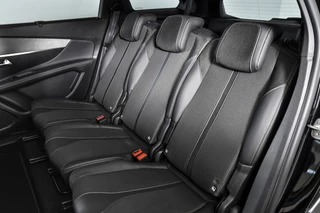 Peugeot 5008 | Dig. Cockpit | Adapt. Cruise | Stoelverw. | PDC | Camera | NAV + App. Connect | ECC | Elek. Klep | LM 19
