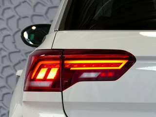 Volkswagen T-Roc Volkswagen T-Roc 1.5 TSI 150PK R-LINE EVO IQ LIGHT ALCANTARA ELEK.KLEP CARPLAY STOEL/STUUR VERW. 18