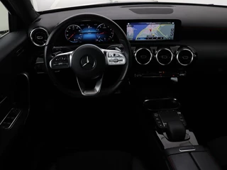 Mercedes-Benz A-Klasse Mercedes-Benz A-klasse 180 AMG | Panoramadak | Stoelverwarming |  Carplay | Widescreen | Leder/Alcanatara | Navigatie | Full LED | Park Assist - afbeelding nr 3