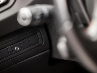 Peugeot 308 Peugeot 308 1.2 PureTech GT-line Automaat (NAVIGATIE, CAMERA, KEYLESS, MASSAGE, STOELVERWARMING, CAMERA, SPORTSTOELEN, LEDER/ALCANTARA, GETINT GLAS, NIEUWE APK, NIEUWSTAAT) - afbeelding nr 37