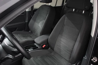 Volkswagen Touran Volkswagen Touran 1.5 TSI DSG Highline 7p | Navigatie | Apple Carplay/Android Auto | Parkeersensoren | Adaptive Cruise Control | Stoel-en stuurverwarming | Elektrische achterklep | Getinte ramen | Climatronic - afbeelding nr 11