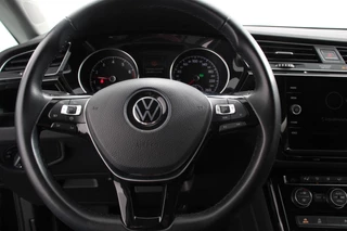 Volkswagen Touran Volkswagen Touran 1.5 TSI DSG Highline 7p | Navigatie | Apple Carplay/Android Auto | Parkeersensoren | Adaptive Cruise Control | Stoel-en stuurverwarming | Elektrische achterklep | Getinte ramen | Climatronic - afbeelding nr 17