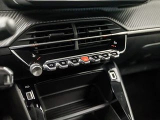 Peugeot 2008 Peugeot 2008 1.2 PureTech Sport (APPLE CARPLAY, GROOT NAVI, 360 CAMERA, STOELVERWARMING, LANE ASSIST, SPORTSTOELEN, LED KOPLAMPEN, CRUISE, NIEUWE APK, NIEUWSTAAT) - afbeelding nr 9