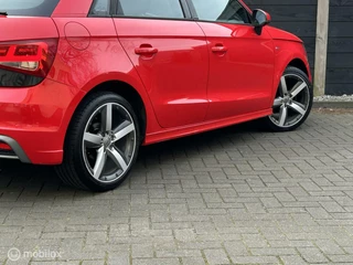 Audi A1 Sportback Audi A1 Sportback 1.2 TFSI S-Line Red Ribbon / S1 bumpers / 45.154 KM 1e eigenaar - afbeelding nr 12