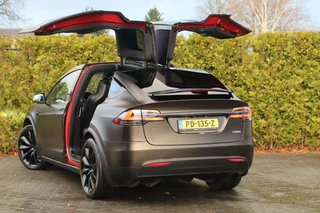 Tesla Model X Tesla Model X P100D Performance + 6p. 613+ PK Autopiloot|Alcantara hemelb.|A cruise|Carbon|Elektrisch sluitende deuren|22Inch|Panodaken|Trhk|Luchtvering|Sfeer verlichting|Cameras|stuur, Stoelverwarming, koeling|Trekgewicht 2250 kg - afbeelding nr 2