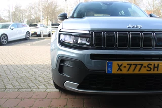 Jeep Avenger Jeep Avenger ALTITUDE 156PK 54 kWh | 3-FASE | ELEKTRISCH BEDIENBARE ACHTERKLEP | ACHTERUITRIJ CAMERA | NAVIGATIE | DRAADLOZE APPLE CARPLAY/ANDROID AUTO | ALL SEASON BANDEN | LICHTMETALEN VELGEN 17
