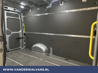 Volkswagen Crafter Volkswagen Crafter 2.0 TDI 141pk L3H3 L2H2 Euro6 Airco | Camera | Navigatie | Android Auto | Stoelverwarming Parkeersensoren, Bijrijdersbank, 3000kg trekvermogen, zilver - afbeelding nr 10
