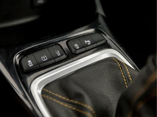 Opel Crossland X Opel Crossland X 1.2 Turbo Innovation Sport 131Pk (APPLE CARPLAY, GROOT NAVI, CLIMATE, KEYLESS, LM VELGEN, LEDER, SPORTSTOELEN, TREKHAAK, CRUISE, PARKEERSENSOREN, NIEUWE APK, NIEUWSTAAT) - afbeelding nr 23