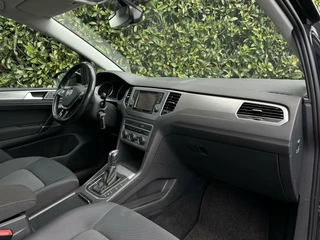 Volkswagen Golf Sportsvan Volkswagen Golf Sportsvan 1.0 TSI Connected Series, NL AUTO, NAP, ECC-AIRCO, NAVI, DODEHOEK, CRUISE, CAMERA, PARKEERSENSOREN, TREKHAAK, LICHTMETAAL 16