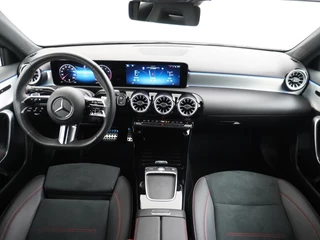 Mercedes-Benz A-Klasse Mercedes-Benz A-Klasse A180 AMG // Multibeam LED // Sfeerverlichting // Adaptief Onderstel // 19