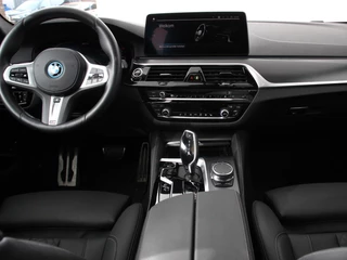 BMW 5 Serie BMW 5-serie Touring 530e M Sport PHEV AUTOMAAT 292PK Climate control Adaptieve cruise control Keyless Parkeersensoren Achteruitrijcamera Panoramadak LED Verwarmde voorstoelen Trekhaak Apple Carplay/ Android Auto - afbeelding nr 15