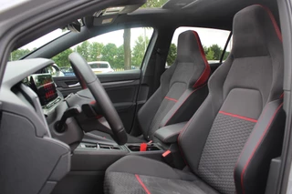 Volkswagen Golf Volkswagen Golf 2.0 TSI GTI Clubsport / Panoramadak / Camera / Head-up / 19'' / IQ Lights / Keyless / Dodehoek / DAB / Stoelverwarming / ACC - afbeelding nr 4