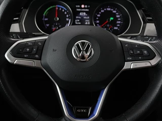 Volkswagen Passat Volkswagen Passat 1.4 TSI PHEV GTE | Panoramadak | Leder |  Stoelverwarming | Trekhaak | Camera | Park Assist | Adaptive cruise | Side Assist | Matrix LED | Carplay | Navigatie - afbeelding nr 12