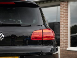 Volkswagen Tiguan Volkswagen Tiguan 1.4TSi DSG6 Cup Sport&Style | Trekhaak 1.800kg. | 2e eigenaar | Climate Control | Stoelverwarming | Parkeer pakket | Winter-pakket | Koplampsproeiers | Multifunctioneel lederen stuurwiel - afbeelding nr 27