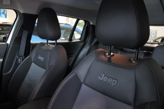 Jeep Avenger Jeep Avenger ALTITUDE 156PK 54 kWh | 3-FASE | ELEKTRISCH BEDIENBARE ACHTERKLEP | ACHTERUITRIJ CAMERA | NAVIGATIE | DRAADLOZE APPLE CARPLAY/ANDROID AUTO | ALL SEASON BANDEN | LICHTMETALEN VELGEN 17