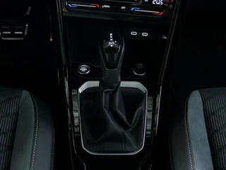 Volkswagen T-Roc Volkswagen T-Roc 1.5 TSI 150PK R-LINE EVO IQ LIGHT ALCANTARA ELEK.KLEP CARPLAY STOEL/STUUR VERW. 18