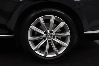 Volkswagen Passat Volkswagen Passat 1.4 TSI TSI Highline | Stoelverwarming | Carplay |  Trekhaak| Leder/Alcantara | Full LED | Navigatie | Adaptive cruise | Climate control - afbeelding nr 26