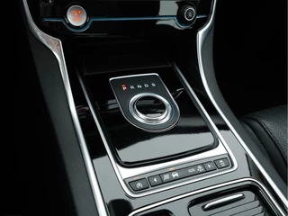 Jaguar XF Aut. *WINDSOR-FULL-LEATHER | BI-XENON | NAVI-FULLMAP | JAGUAR-AUDIO | CAMERA | COMFORT-SEATS | SHIFT-PADDLES | LANE-ASSIST | KEYLESS | HEATED-SEATS |  ECC | PDC | CRUISE | 18