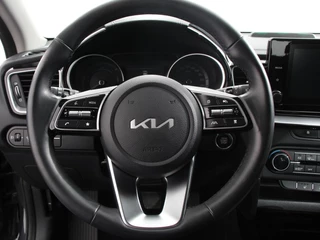 Kia Ceed Sportswagon Kia Ceed Sportswagon 1.6 GDI PHEV DynamicLine  Achteruitrijcamera Stuurverwarming Stoel verwarming Climate control LED Keyless start/ entry Parkeersensoren achter Adaptieve cruise control Lane assist - afbeelding nr 17